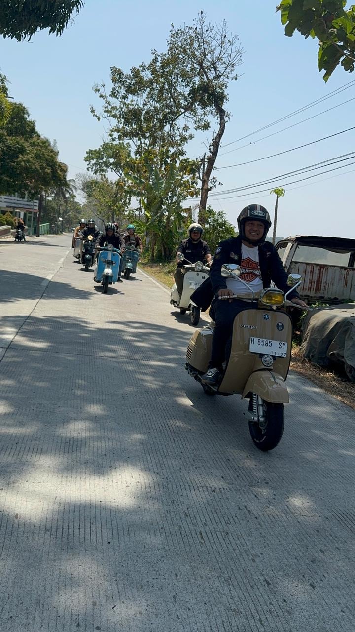 "Tampil Kompak!Komunitas Vespa Salatiga Rayakan Keseruan Fun Ride dan Aksi Sosial Bersama"